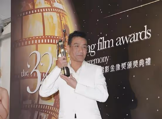 26歲成金像獎最年輕影帝,37年始終如一日戀慕「丑妻」