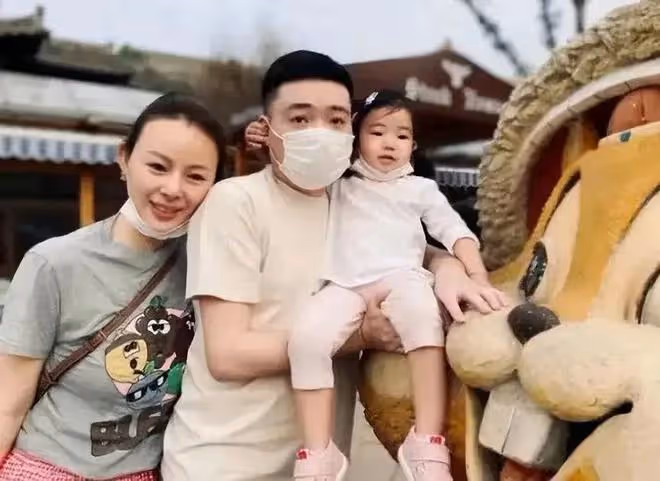 36歲丁俊暉現在!身家過億卻常住國外,大齡妻子氣質不俗,挺胖乎