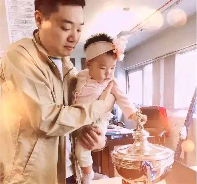 36歲丁俊暉現在!身家過億卻常住國外,大齡妻子氣質不俗,挺胖乎