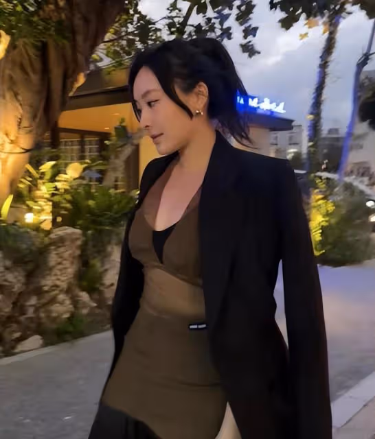 35歲TVB小花陳瀅疑似新戀情，和男友人情侶照互動顯親密