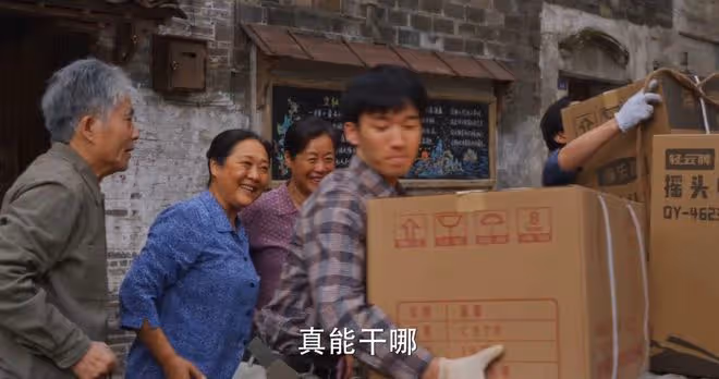 《小巷人家》鵬飛成百萬富翁，買房買車，莊父莊母逼他給振東買房