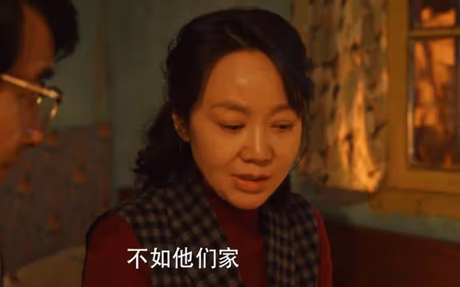 小巷人家：林武峰也給母親寄錢，宋瑩卻不在意，黃玲、宋瑩沒法比
