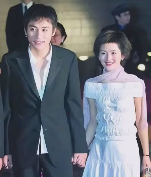 盤點5組明星戀情,有的上演愛人錯過,有的高調認愛臨頭各自飛