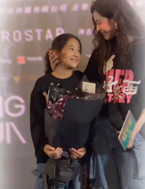 梅婷11歲女兒主演電影,全家總動員到場支持,快快大方自信星范足