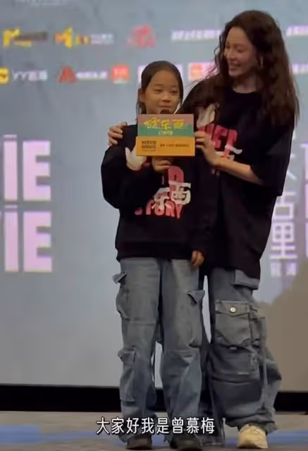 梅婷11歲女兒主演電影,全家總動員到場支持,快快大方自信星范足