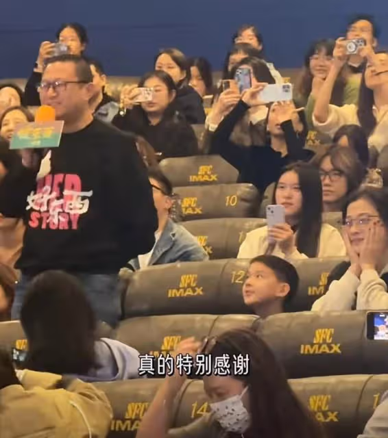 梅婷11歲女兒主演電影,全家總動員到場支持,快快大方自信星范足