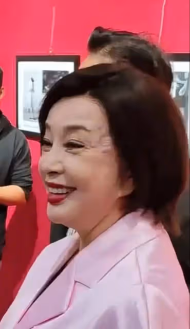 劉曉慶和唐國強難得同框引圍觀，不受風波影響心態好，顏值很尷尬