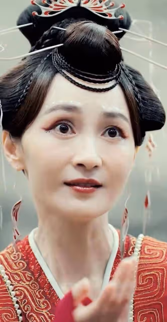 42歲姚笛現身頒獎禮,與馬伊琍前閨蜜同台不尷尬,已轉幕後做導演