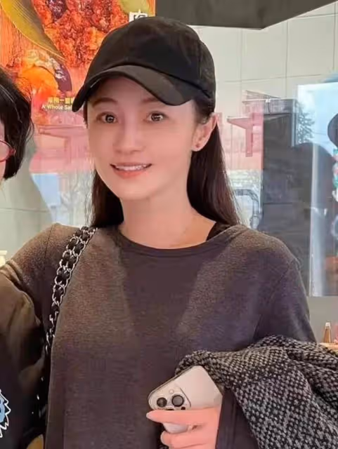 42歲姚笛現身頒獎禮,與馬伊琍前閨蜜同台不尷尬,已轉幕後做導演