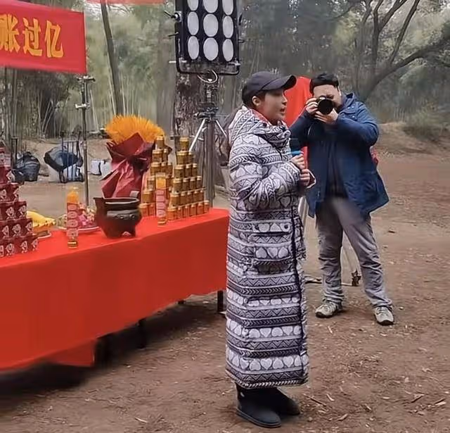 42歲姚笛現身頒獎禮,與馬伊琍前閨蜜同台不尷尬,已轉幕後做導演