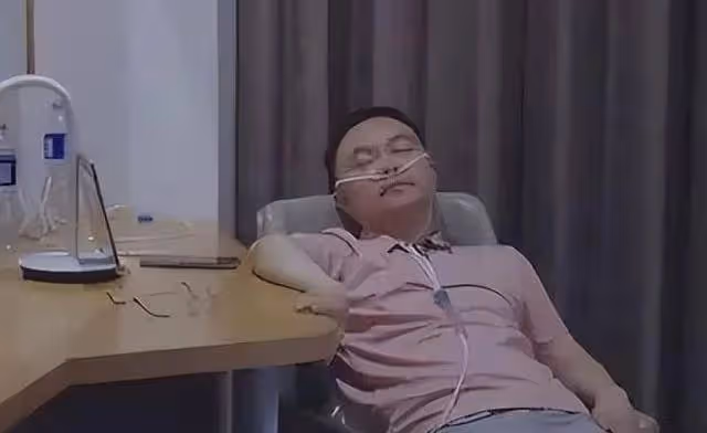 蔡磊現狀惹人淚目，舌頭嘴唇已經萎縮，洗澡用繩子吊，妻子很絕望