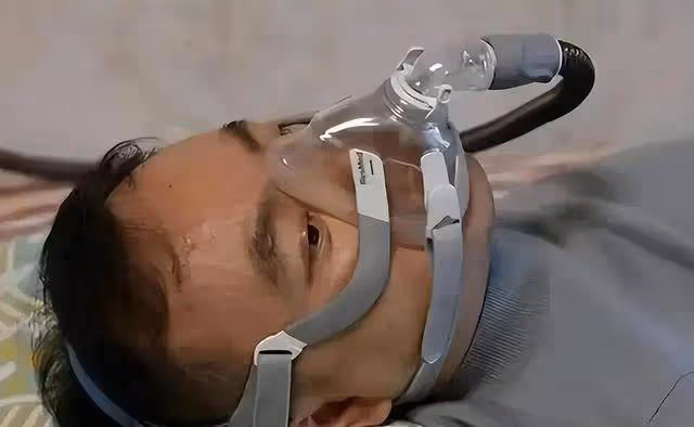 蔡磊現狀惹人淚目，舌頭嘴唇已經萎縮，洗澡用繩子吊，妻子很絕望