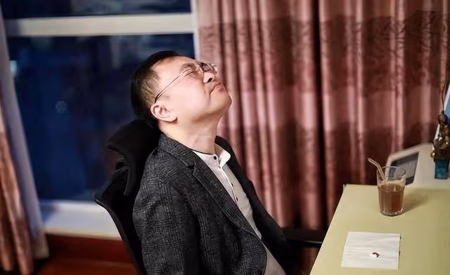 蔡磊現狀惹人淚目,舌頭嘴唇已經萎縮,洗澡用繩子吊,妻子很絕望
