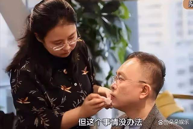 蔡磊現狀惹人淚目,舌頭嘴唇已經萎縮,洗澡用繩子吊,妻子很絕望