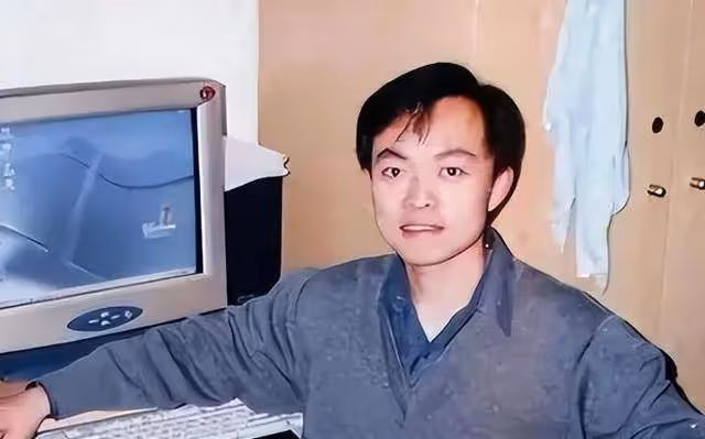 蔡磊現狀惹人淚目,舌頭嘴唇已經萎縮,洗澡用繩子吊,妻子很絕望