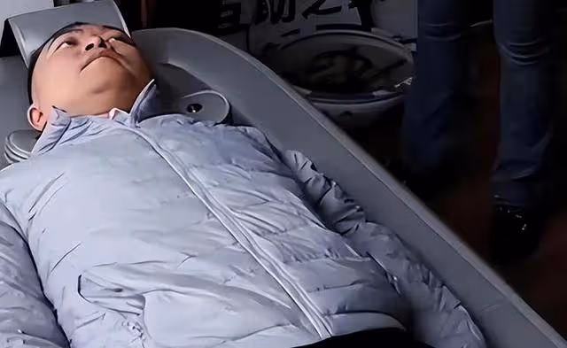 蔡磊現狀惹人淚目,舌頭嘴唇已經萎縮,洗澡用繩子吊,妻子很絕望