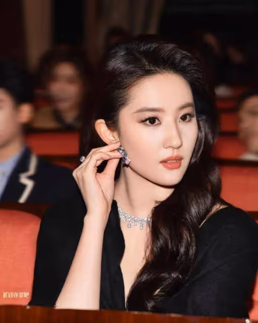 劉亦菲穿深V衣裙露出事業線!她美若天仙性感撩人