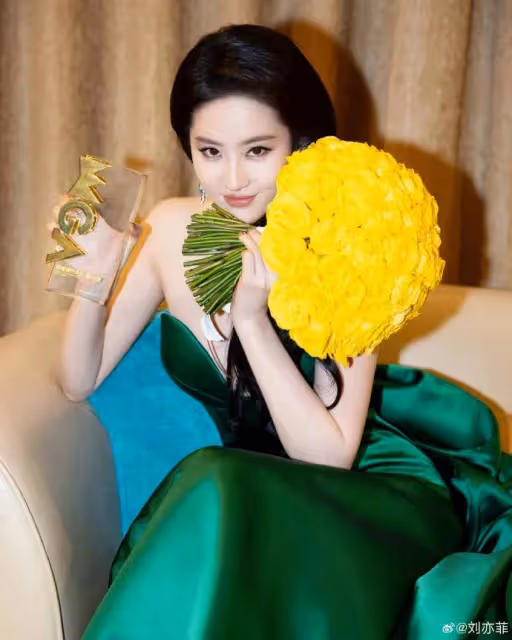 劉亦菲穿深V衣裙露出事業線!她美若天仙性感撩人