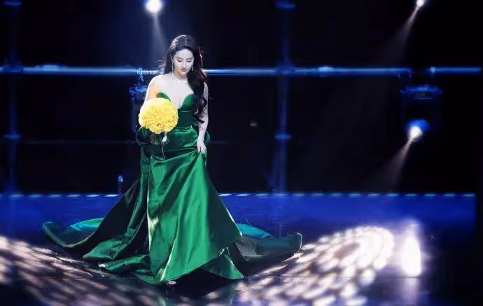 劉亦菲穿深V衣裙露出事業線!她美若天仙性感撩人