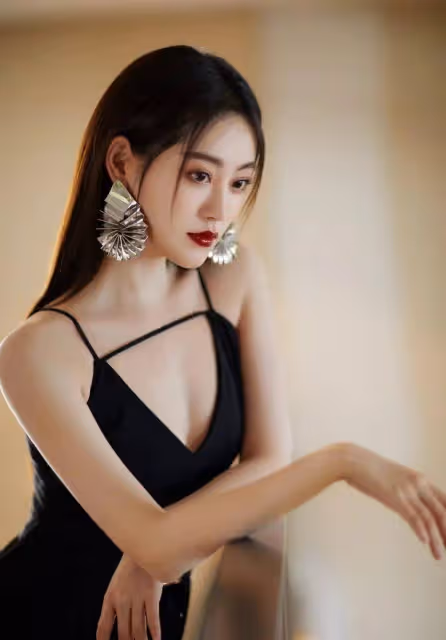 曾拒絕於正卻演新劇女二圈粉！祝緒丹昔日美圖性感撩人