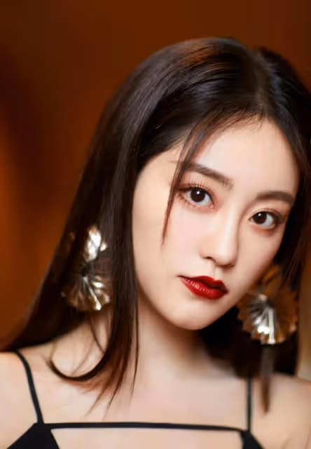 曾拒絕於正卻演新劇女二圈粉！祝緒丹昔日美圖性感撩人