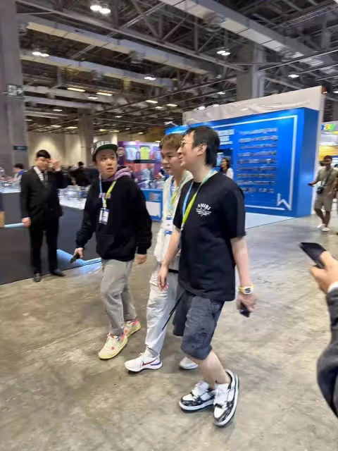 王思聰現身澳門被偶遇,躺沙發悠閒玩遊戲機太瀟灑,本人瘦太多