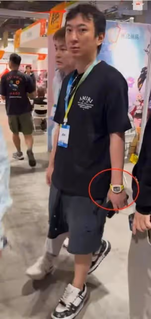 王思聰現身澳門被偶遇,躺沙發悠閒玩遊戲機太瀟灑,本人瘦太多