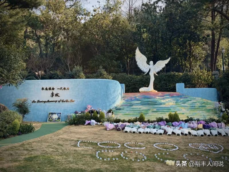 曝李玟墓地遭區別對待!雜草叢生鮮花被堆放一邊,知情人曝原因