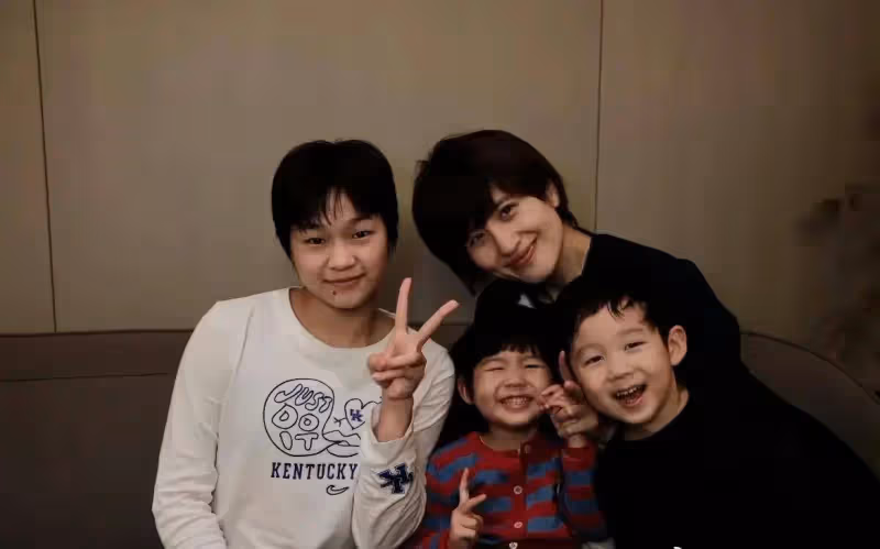 全紅嬋和許昕一家四口聚餐,抱許昕女兒坐腿上,合影真像一家人