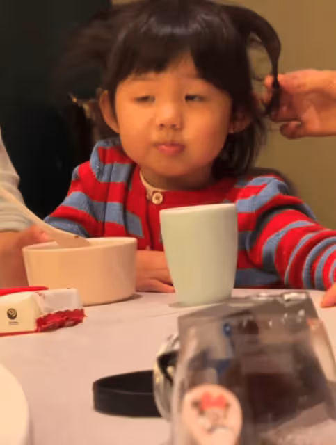 全紅嬋和許昕一家四口聚餐,抱許昕女兒坐腿上,合影真像一家人