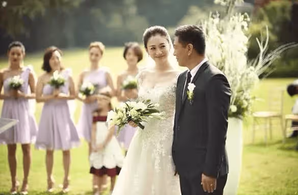 李小冉「近況曝光」:嫁男閨蜜,住8億豪宅,48歲的她宛如少女