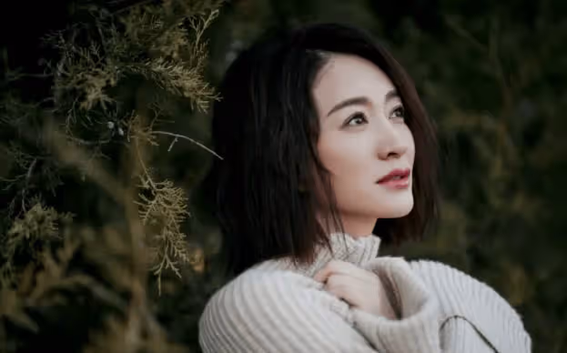 李小冉「近況曝光」:嫁男閨蜜,住8億豪宅,48歲的她宛如少女