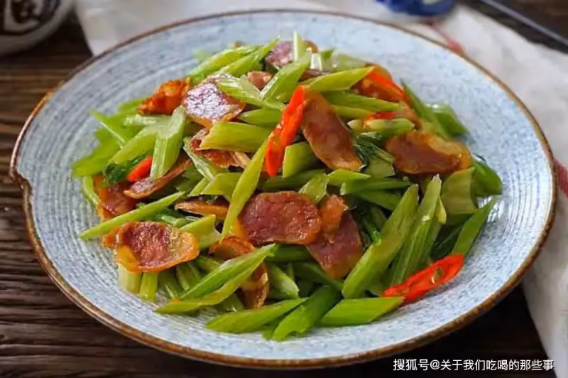 炒香腸,直接炒不好吃!教您一招,香腸口感好味道香,不糊不硬