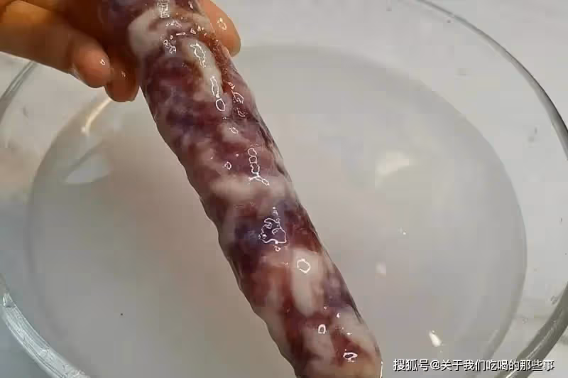 炒香腸,直接炒不好吃!教您一招,香腸口感好味道香,不糊不硬