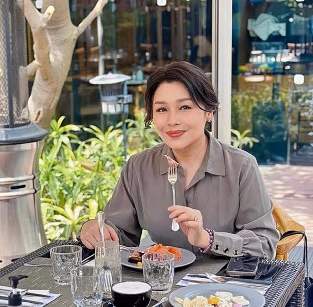 香港知名女星低調結婚,穿泳裝大秀豐滿身材,患乳腺癌心態良好