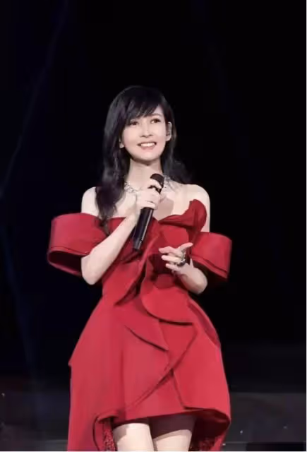 玉女掌門人周慧敏狀態驚人,57歲生日曬童年照,瓜子臉冷感十足