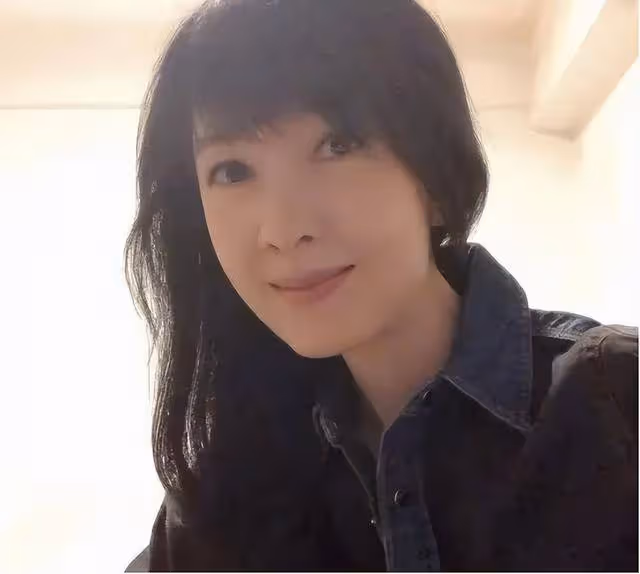 玉女掌門人周慧敏狀態驚人,57歲生日曬童年照,瓜子臉冷感十足