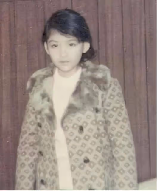 玉女掌門人周慧敏狀態驚人,57歲生日曬童年照,瓜子臉冷感十足