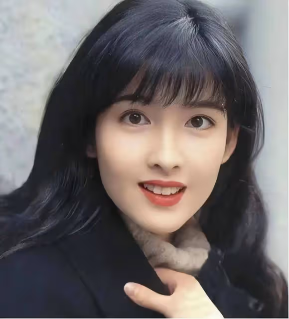 玉女掌門人周慧敏狀態驚人,57歲生日曬童年照,瓜子臉冷感十足