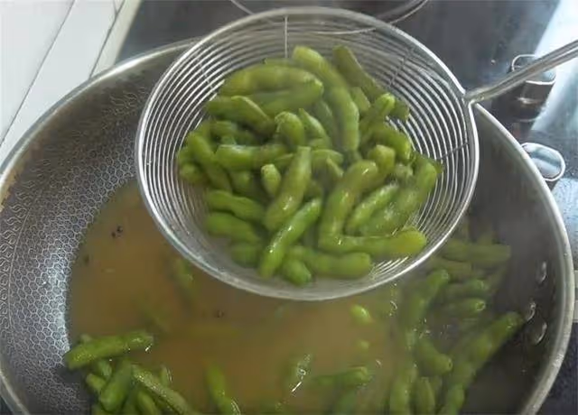 地攤毛豆為啥那麼好吃?大廚親戚告訴我一個訣竅,翠綠入味不變色