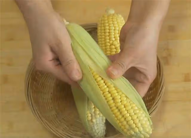 玉米煮完別直接吃,加點糯米粉,筷子攪一攪,香甜軟糯3根不夠吃
