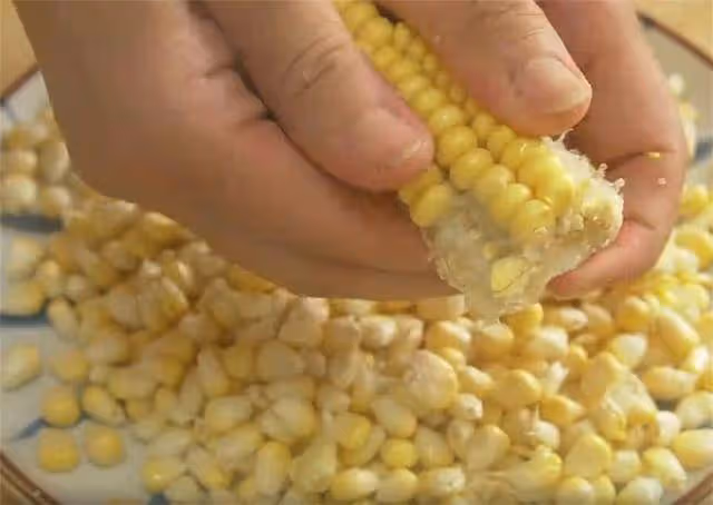 玉米煮完別直接吃,加點糯米粉,筷子攪一攪,香甜軟糯3根不夠吃