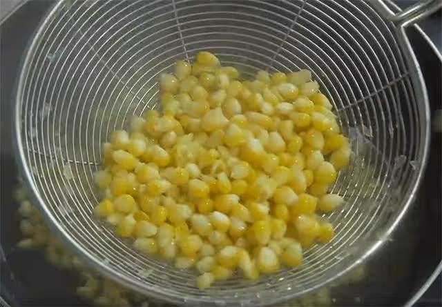 玉米煮完別直接吃,加點糯米粉,筷子攪一攪,香甜軟糯3根不夠吃