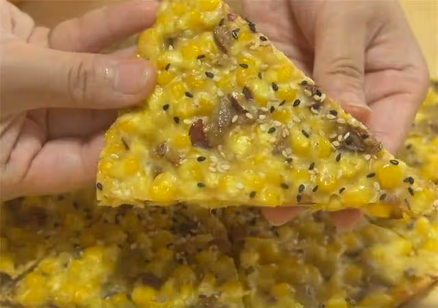 玉米煮完別直接吃,加點糯米粉,筷子攪一攪,香甜軟糯3根不夠吃