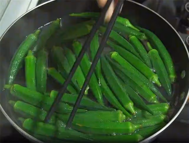 難怪你做的秋葵不好吃,第一步就錯了,學會這個秘訣,脆嫩又入味