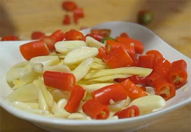 秋冬我家常做這盤芹菜,天天吃也不膩,酸脆開胃,一次至少做5斤