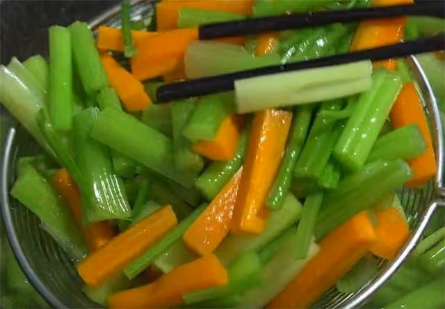 秋冬我家常做這盤芹菜,天天吃也不膩,酸脆開胃,一次至少做5斤