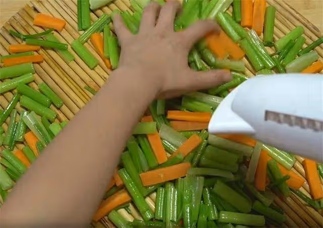 秋冬我家常做這盤芹菜,天天吃也不膩,酸脆開胃,一次至少做5斤