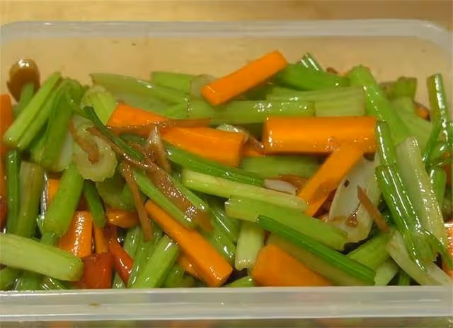 秋冬我家常做這盤芹菜,天天吃也不膩,酸脆開胃,一次至少做5斤