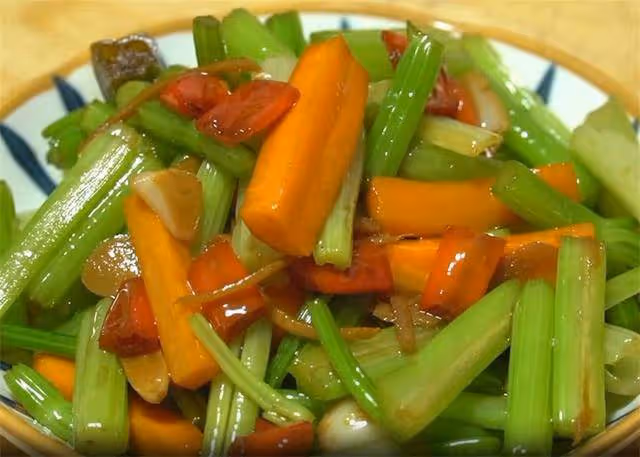 秋冬我家常做這盤芹菜,天天吃也不膩,酸脆開胃,一次至少做5斤